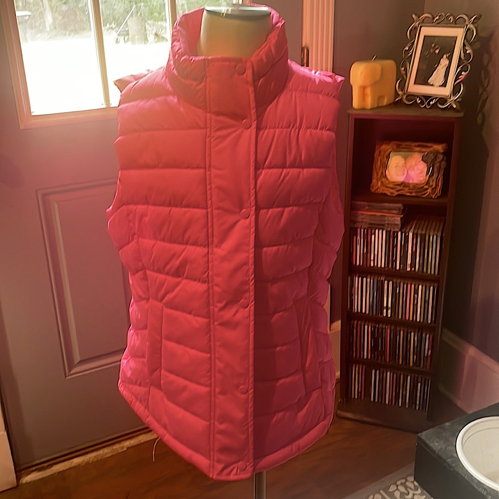 Hot pink vest size small. From brand Gap. Fleece lined collar.Zipper and buttons